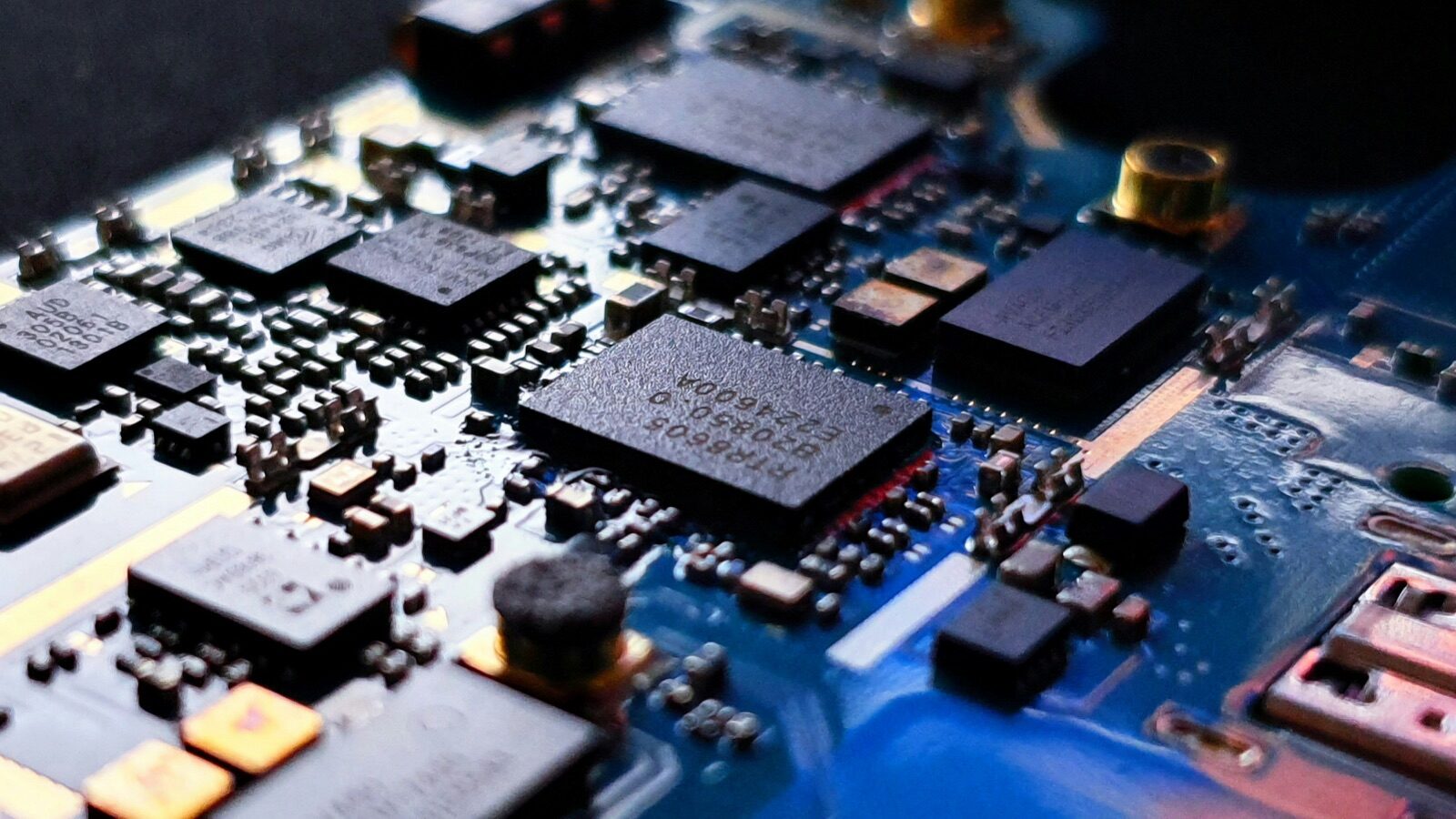 Blue circuit board close-up for Incure L-Series™ L9000 UV LED spot lamp electronics assembly